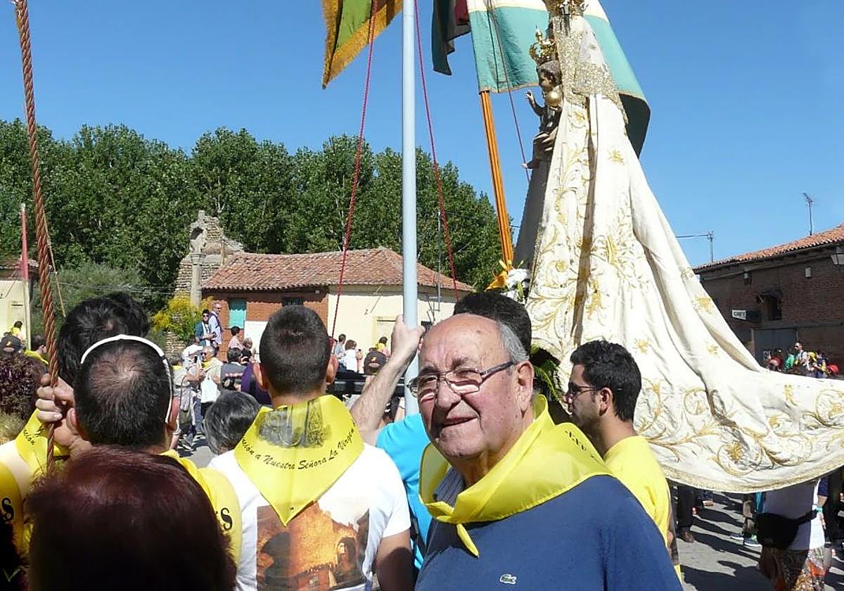 Salvador Baños participa en una romería.