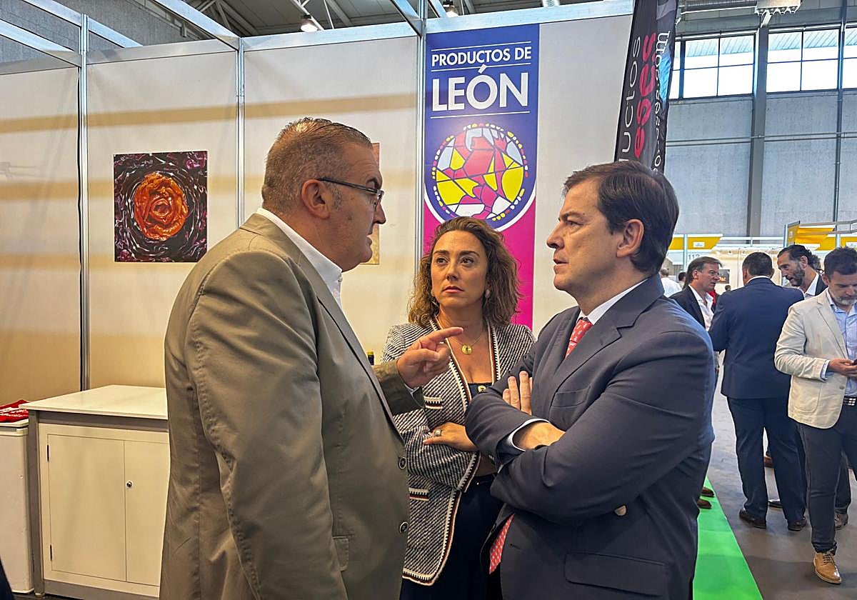 Roberto Aller conversando con Alfonso Fernández Mañueco en el Recinto Ferial de Salamanca.