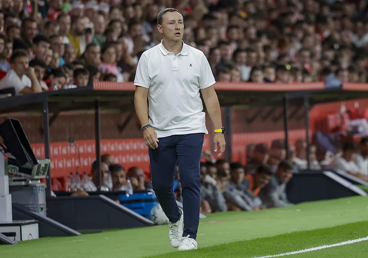 Raúl Llona, entrenador de la Cultural, en el partido ante el Sporting.