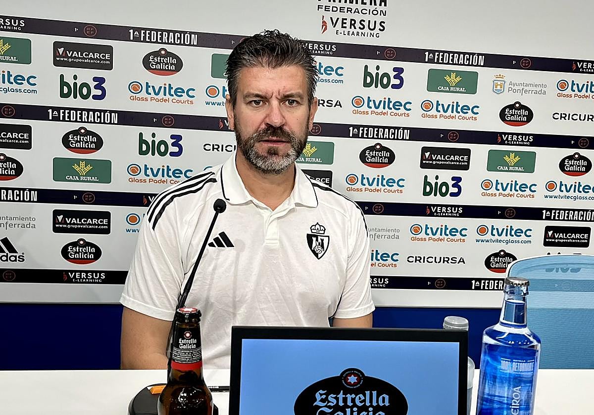 Fer Estévez, en la sala de prensa de El Toralín.