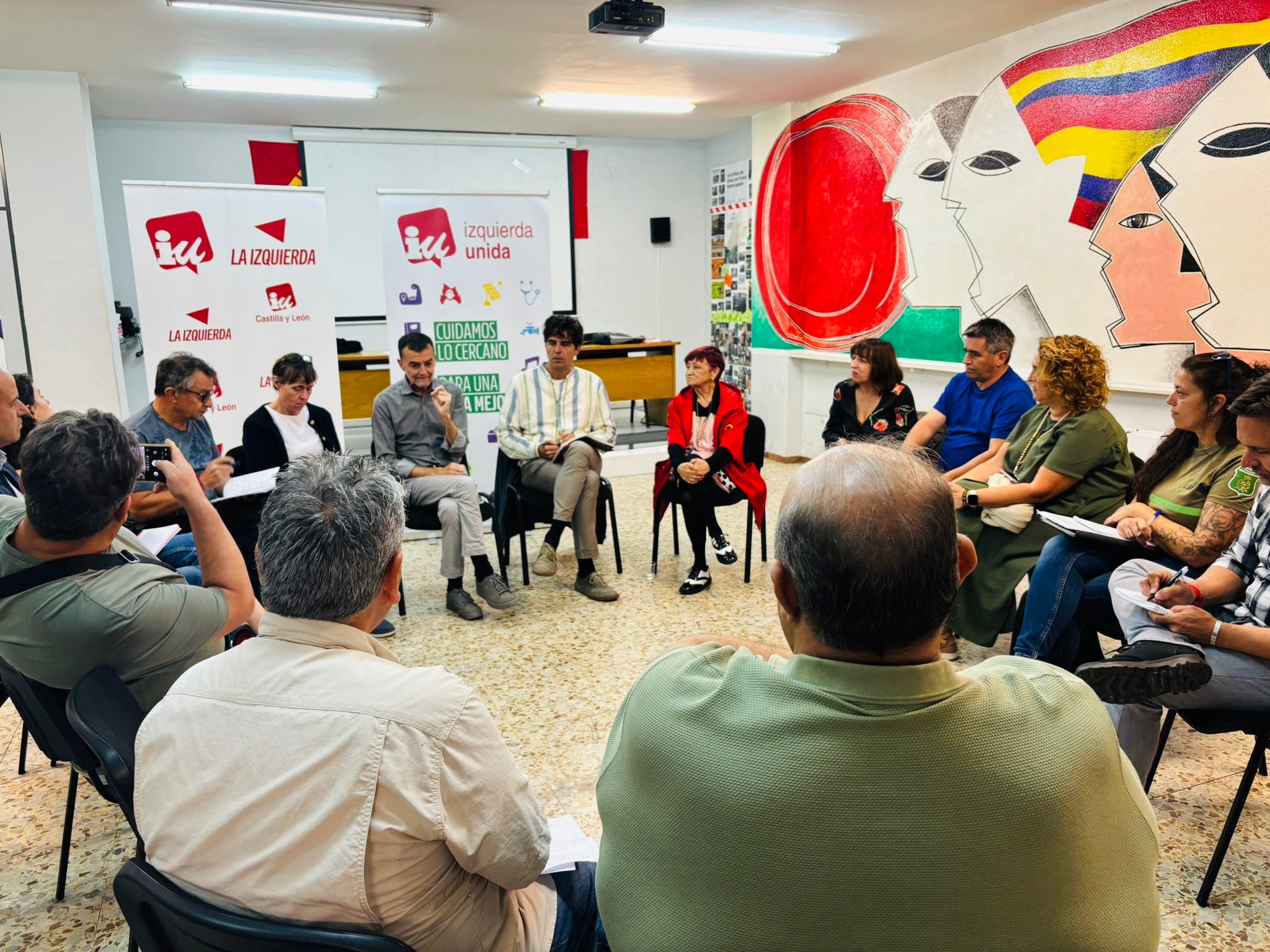 Antonio Maíllo se reune con colectivos medioambientales, organizaciones sindicales y profesionales forestales en la sede de IU en León.