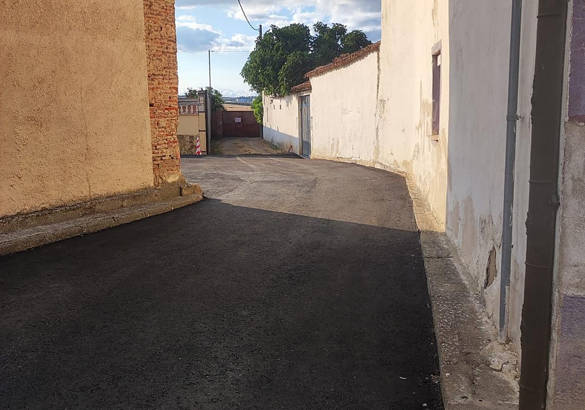 Calle asfaltada en Arcahueja.
