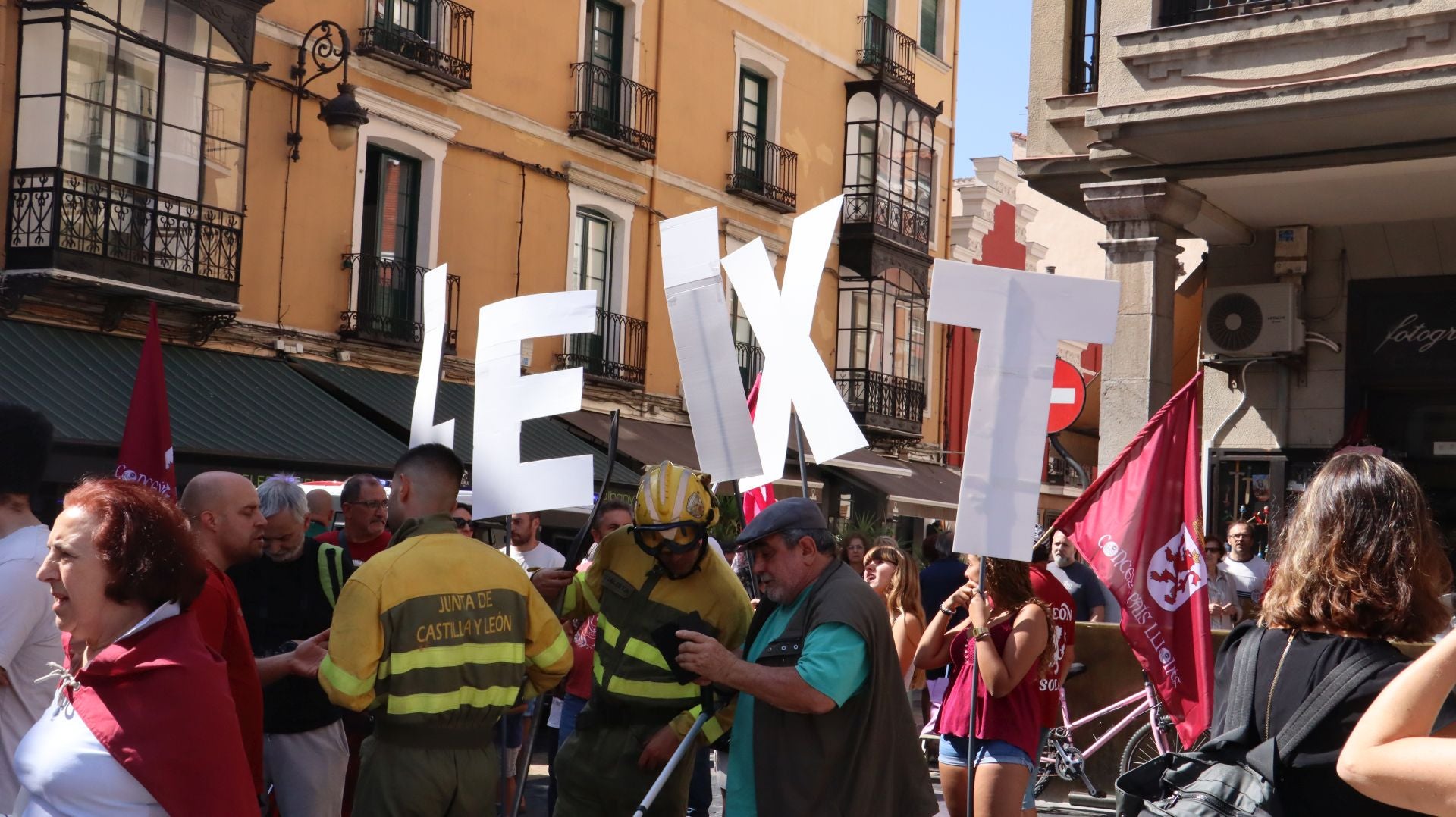 Decenas de &#039;Bomberos forestales&#039; toman las calles de la capital leonesa