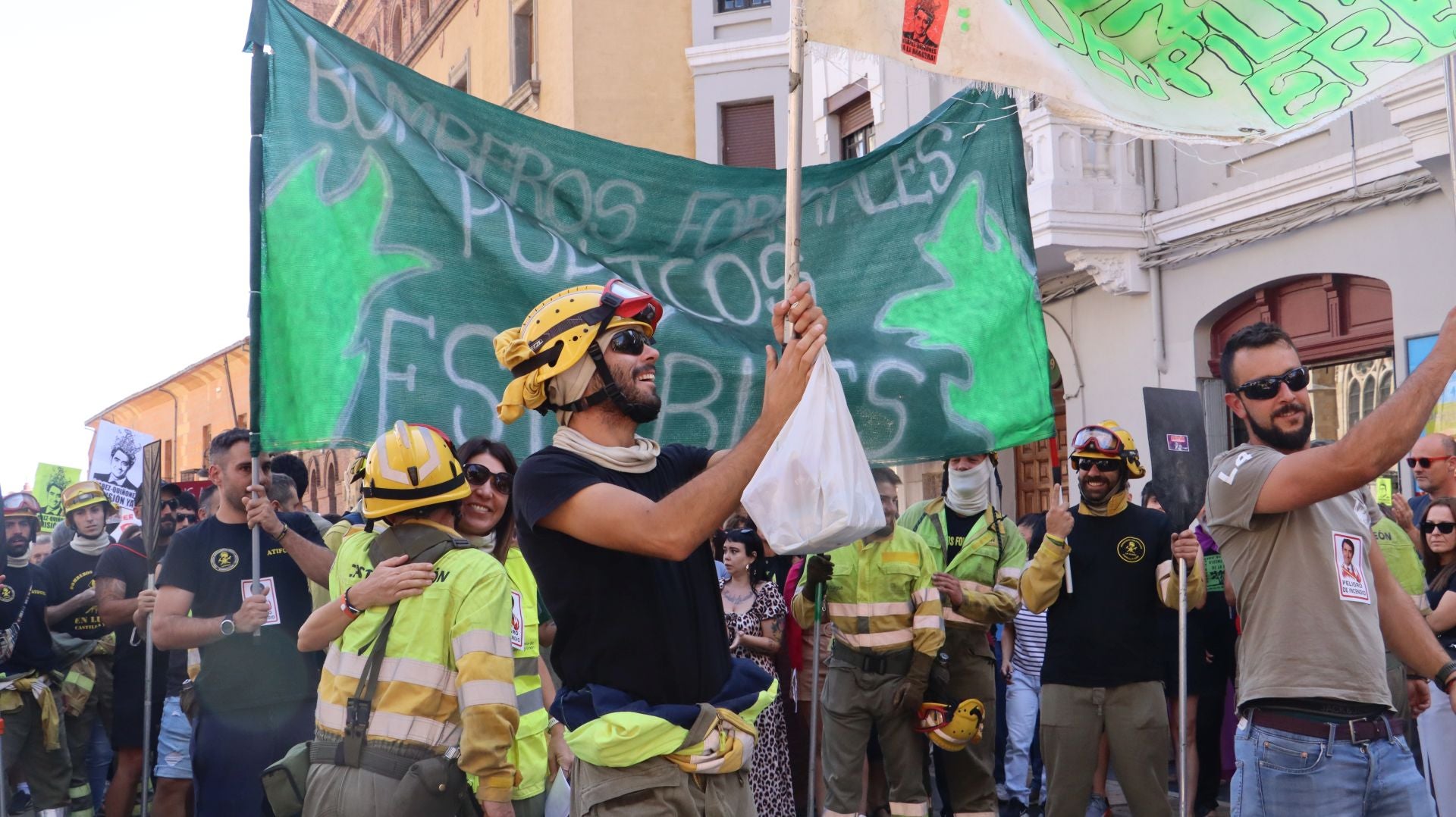 Decenas de &#039;Bomberos forestales&#039; toman las calles de la capital leonesa