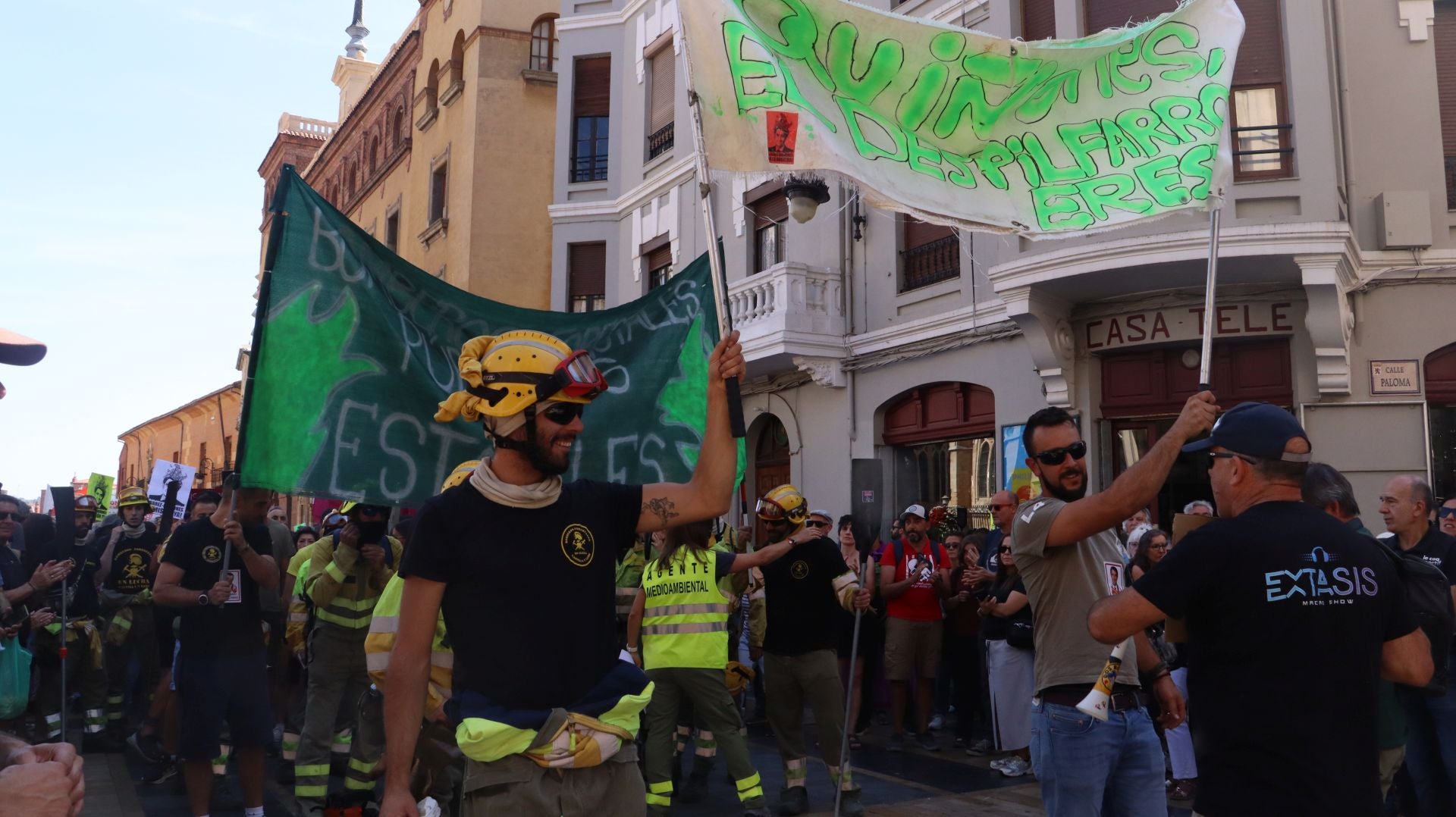 Decenas de &#039;Bomberos forestales&#039; toman las calles de la capital leonesa