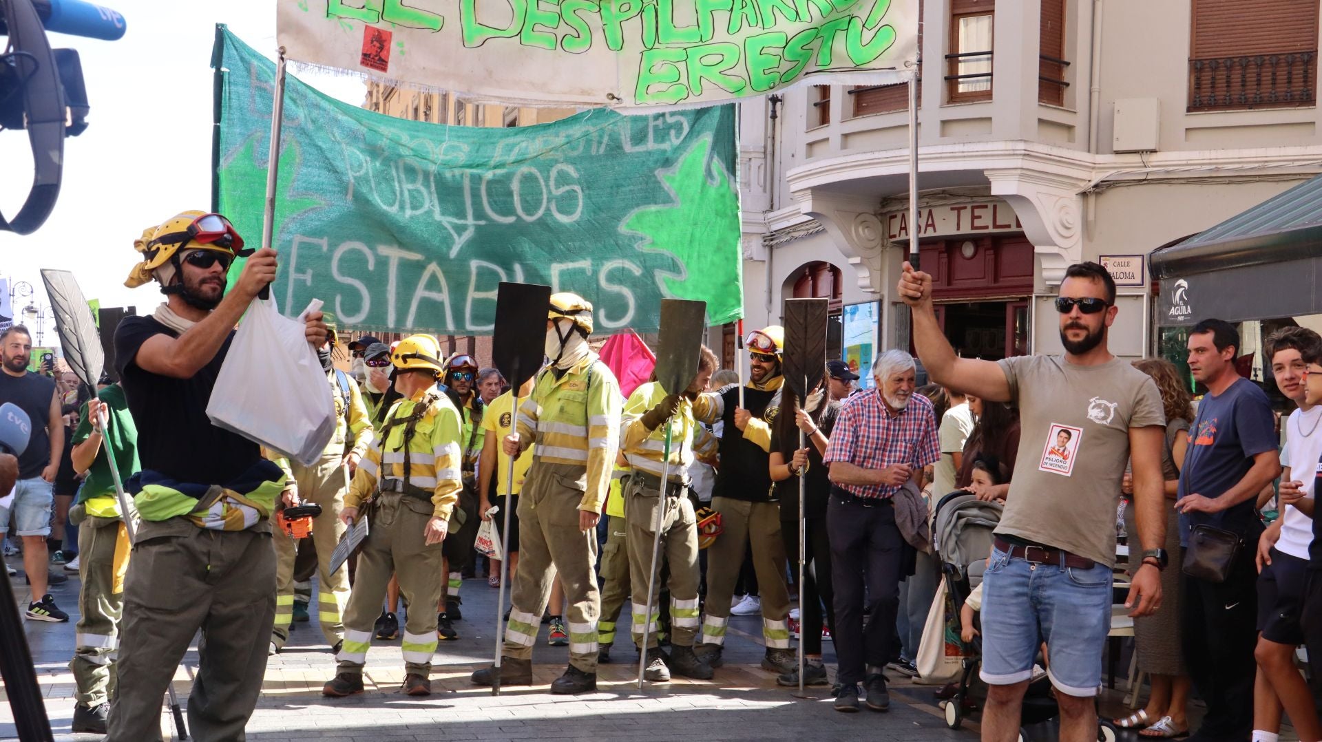 Decenas de &#039;Bomberos forestales&#039; toman las calles de la capital leonesa