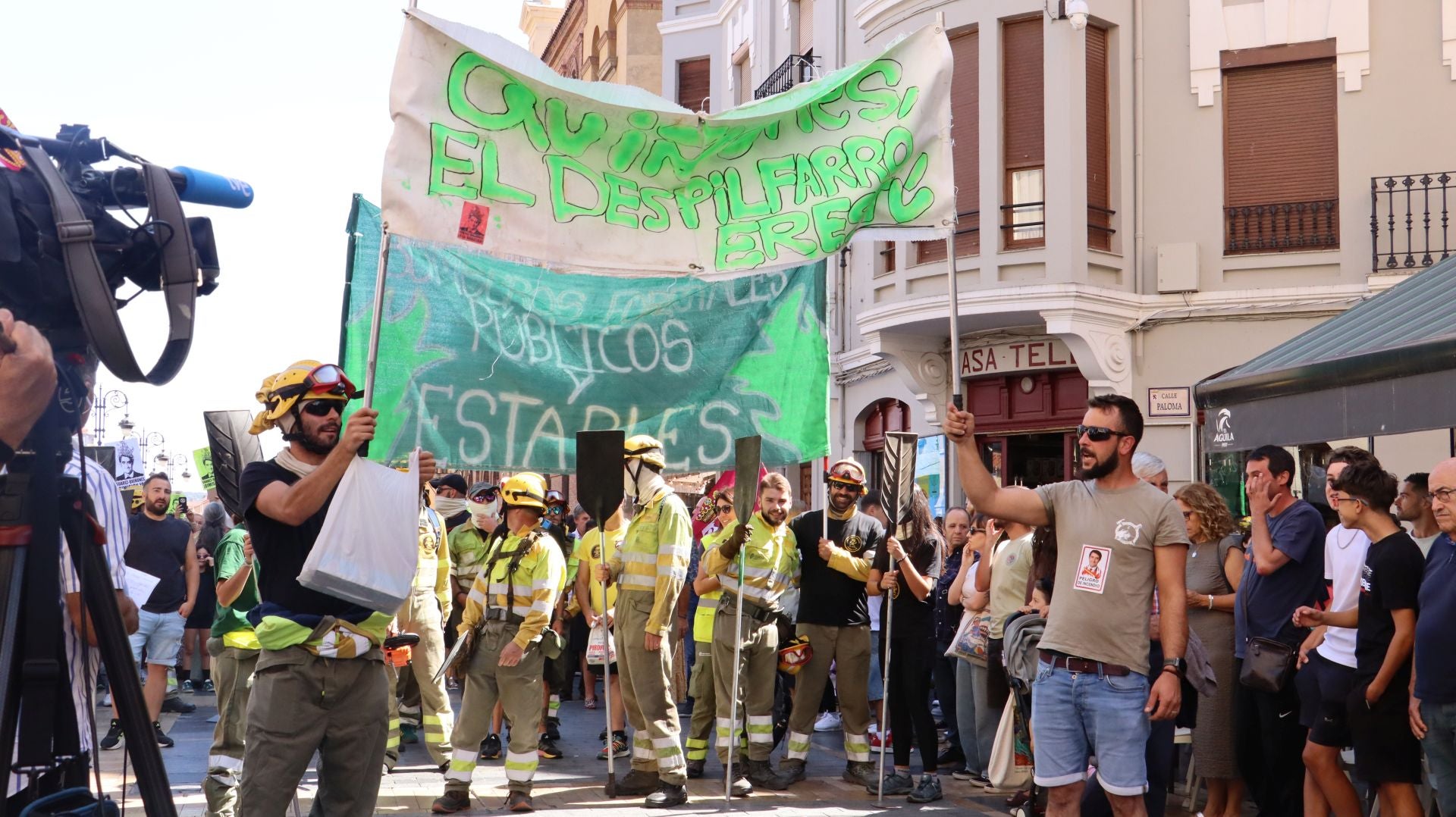 Decenas de &#039;Bomberos forestales&#039; toman las calles de la capital leonesa