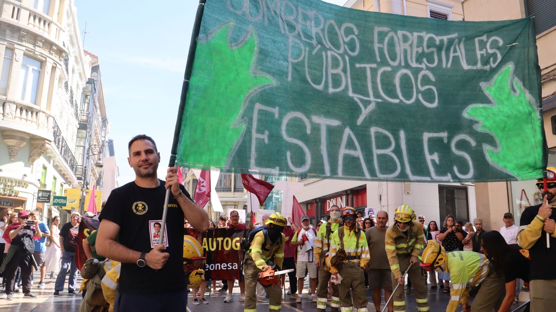 Decenas de &#039;Bomberos forestales&#039; toman las calles de la capital leonesa