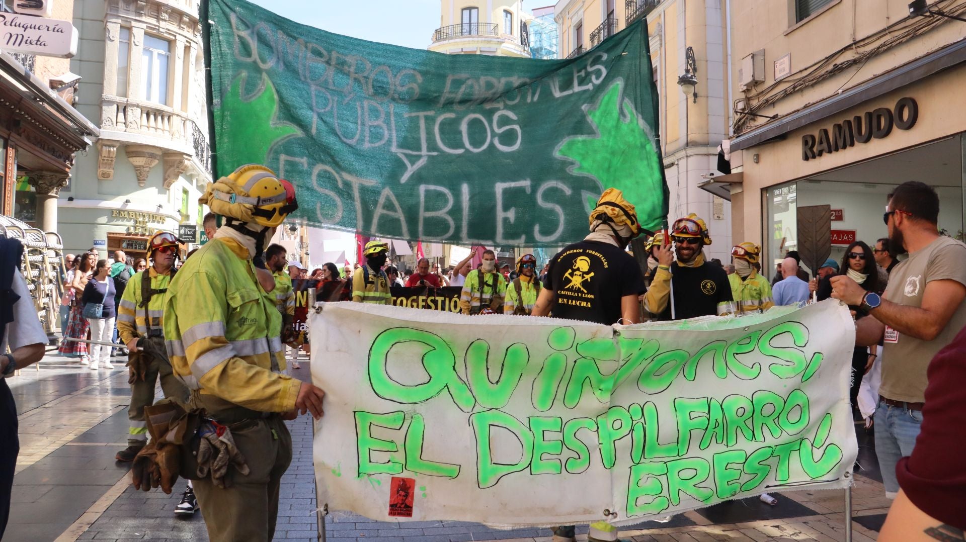 Decenas de &#039;Bomberos forestales&#039; toman las calles de la capital leonesa