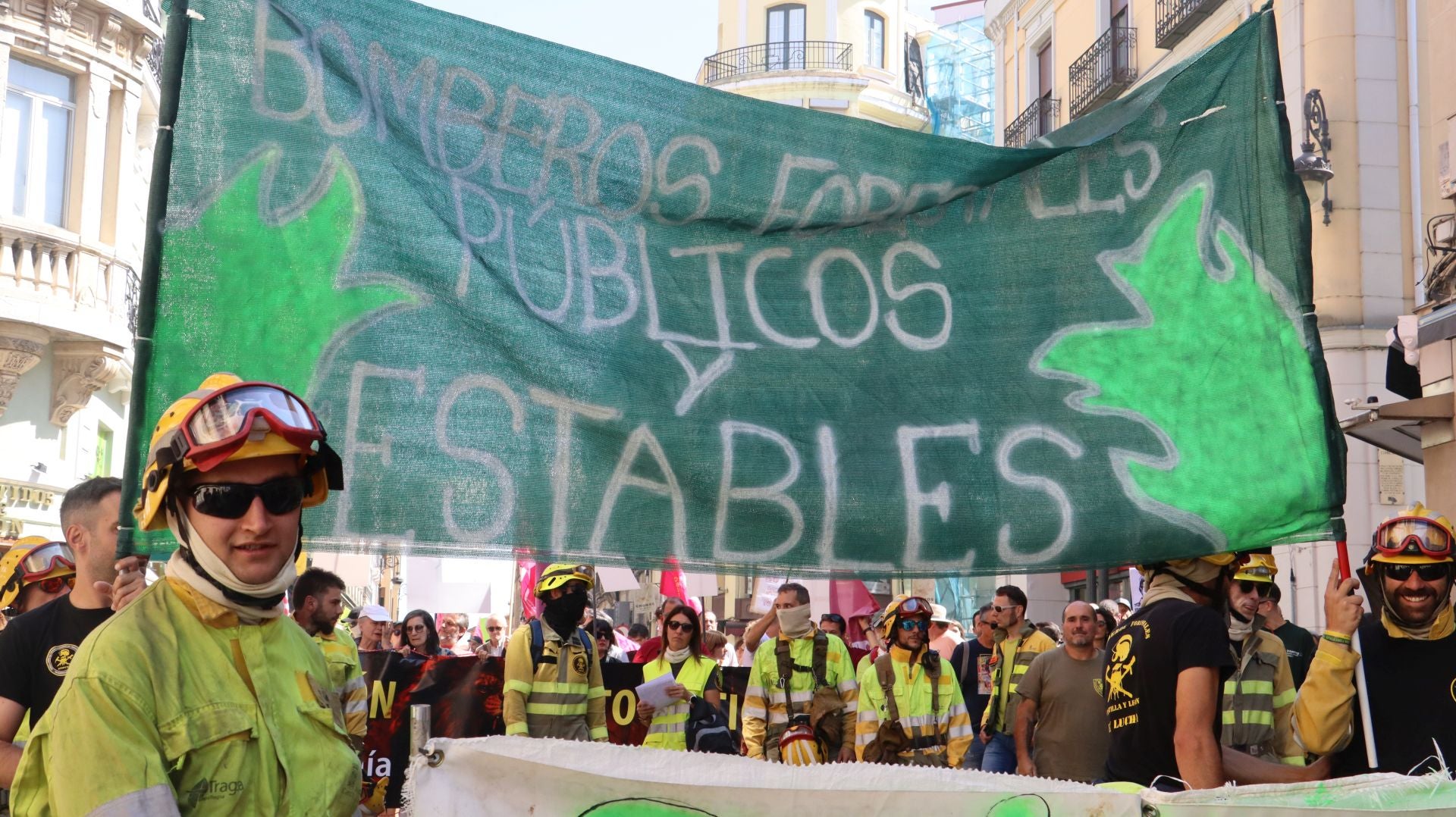 Decenas de &#039;Bomberos forestales&#039; toman las calles de la capital leonesa