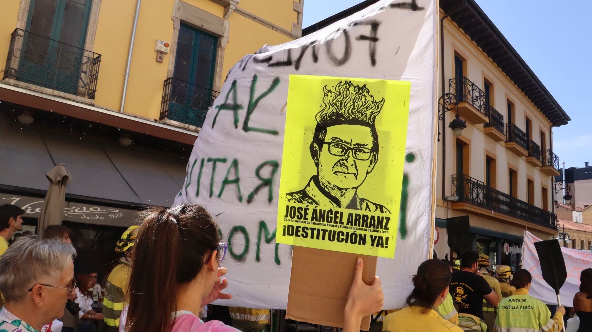 Decenas de &#039;Bomberos forestales&#039; toman las calles de la capital leonesa