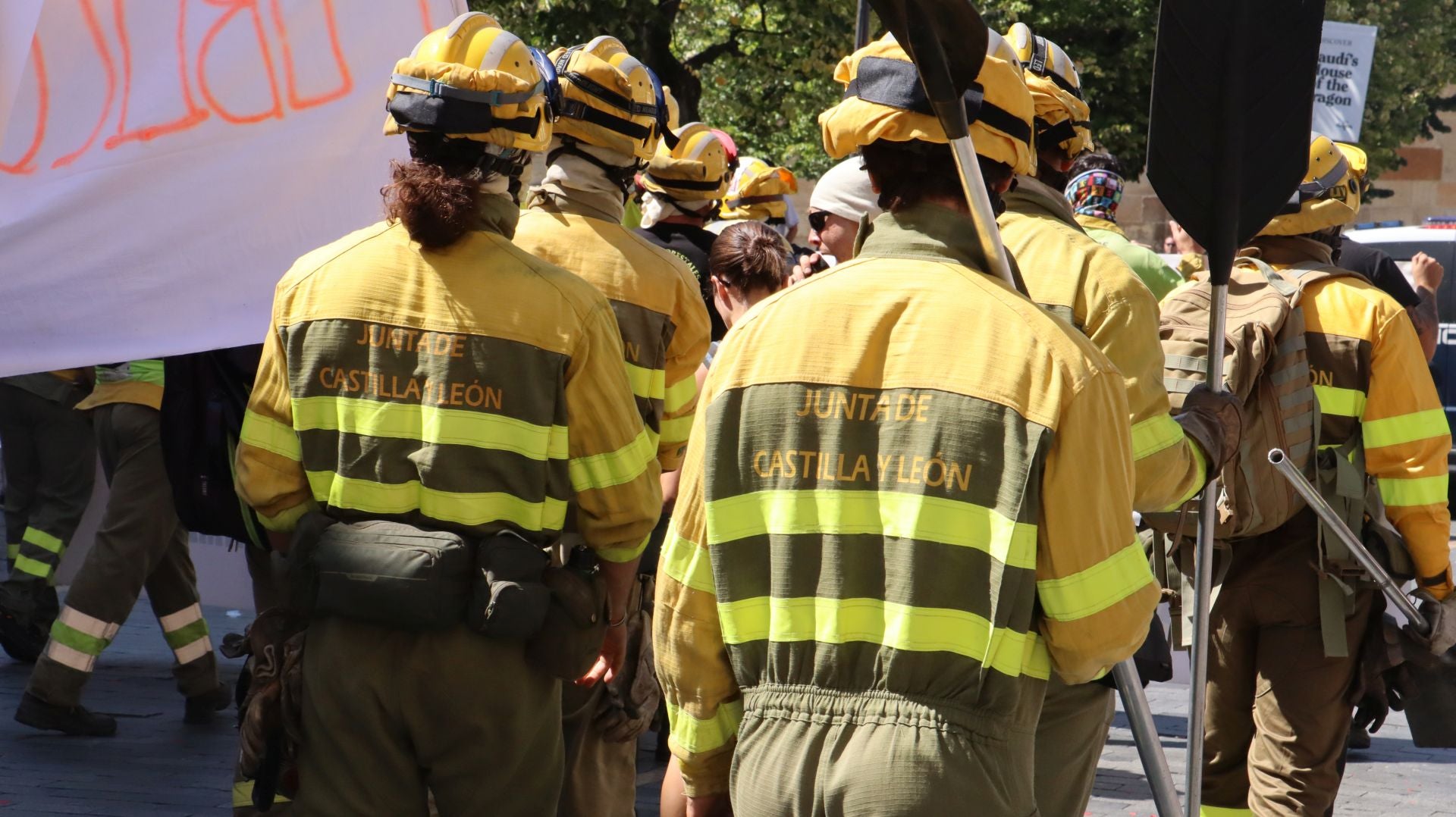Decenas de &#039;Bomberos forestales&#039; toman las calles de la capital leonesa