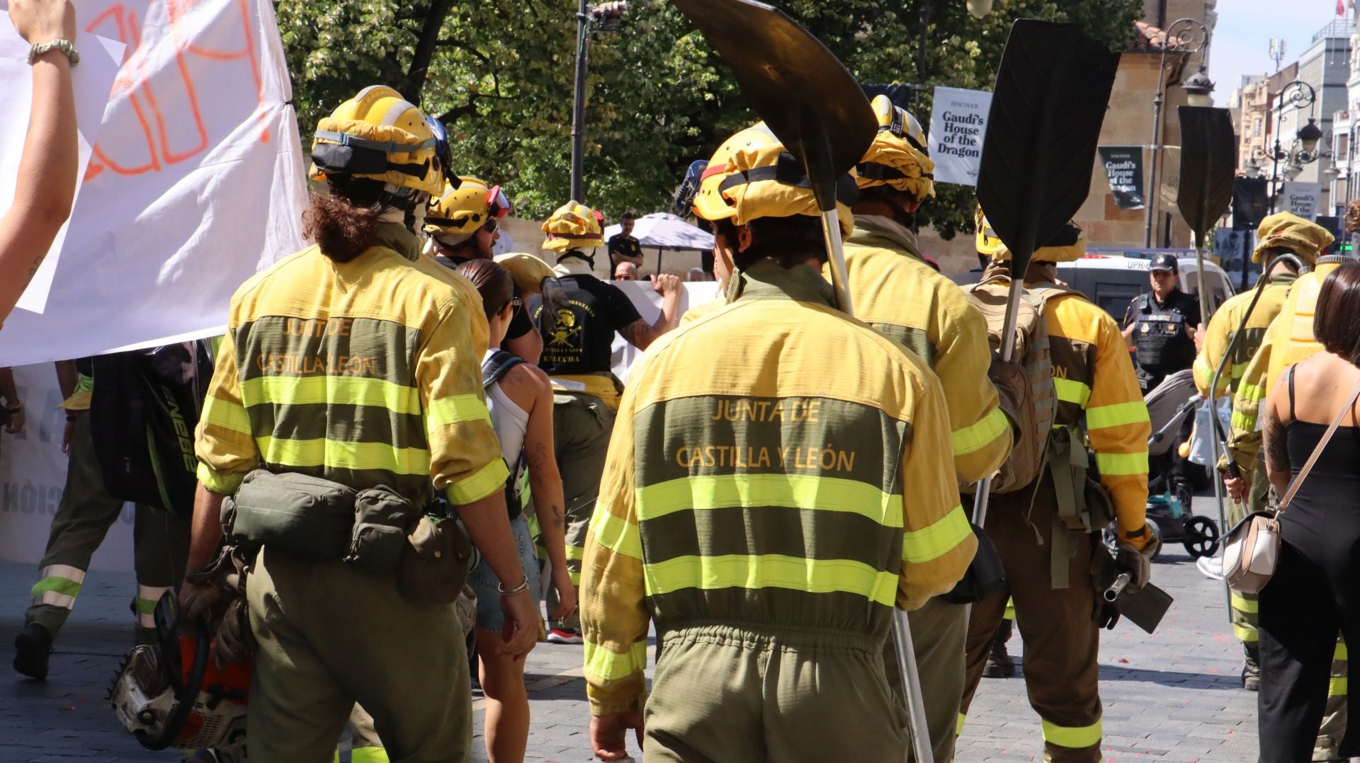 Decenas de &#039;Bomberos forestales&#039; toman las calles de la capital leonesa