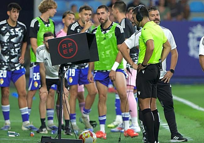 El FVS - el VAR de Primera RFEF - tuvo trabajo en El Toralín.