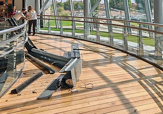 Restos de la protección junto al ascensor tras la caída.