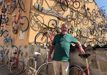 La casa decorada con bicicletas en un pueblo de León que sorprende a sus vecinos