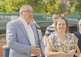 El Vicepresidente de la Diputación de León, Roberto Aller y la Alcaldesa de Cuadros, María Teresa Fernández inaugurando la feria de artesanía de Lorenzana
