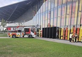 Bomberos en el Palacio de Exposiciones.