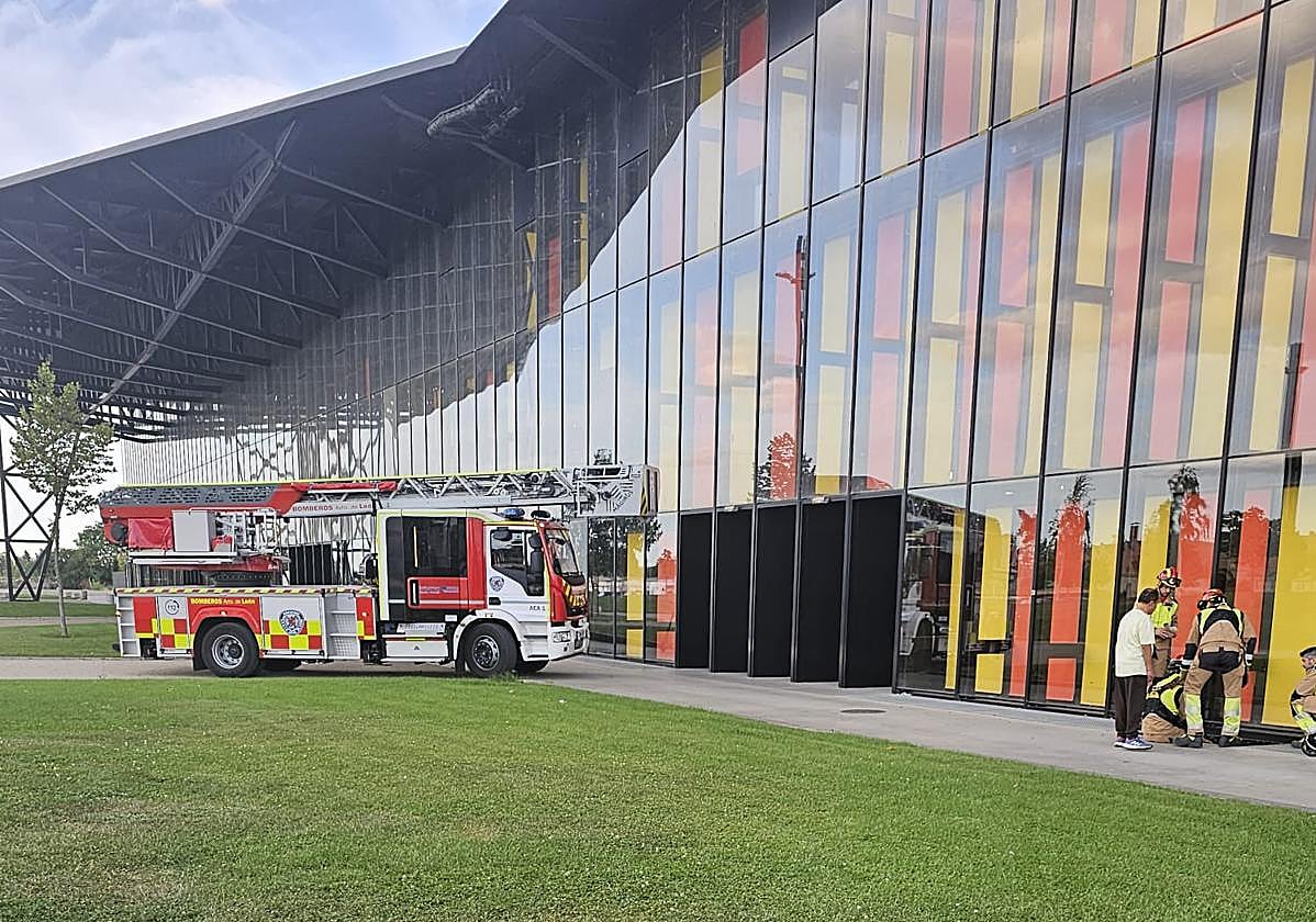 Bomberos en el Palacio de Exposiciones.