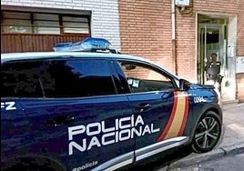 Se come una cadena de oro de su víctima tras intentar robarla en el portal