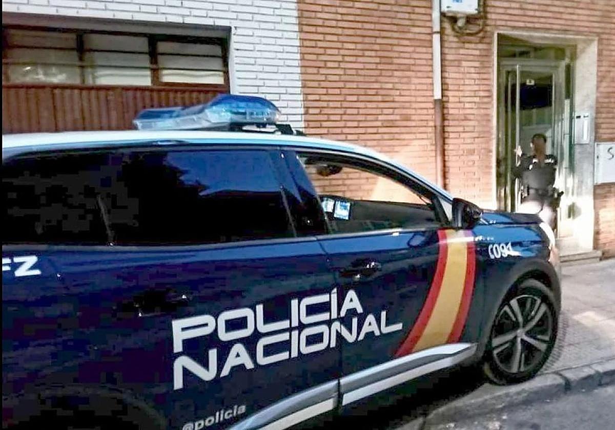 Se come una cadena de oro de su víctima tras intentar robarla en el portal