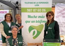 Feria del voluntariado con personas de la asociación