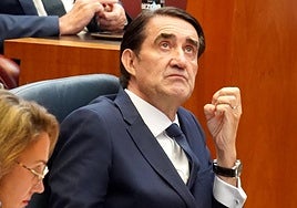El consejero de Medio Ambiente, Vivienda y Ordenación del Territorio la Junta de Castilla y León Juan Carlos Suárez-Quiñones en el Pleno de las Cortes de Castilla y León.
