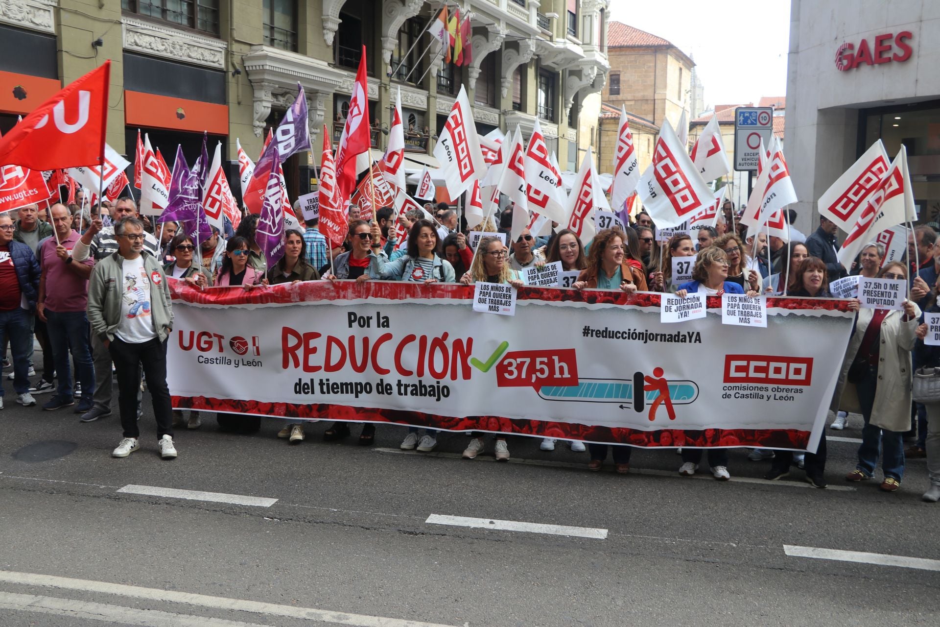 Concentración en León para pedir la reducción de la jornada laboral a 37,5 horas