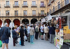 Un puesto de embutidos en el regreso del mercado tradicional a la plaza Mayor de León el 10 de septiembre de 2025.