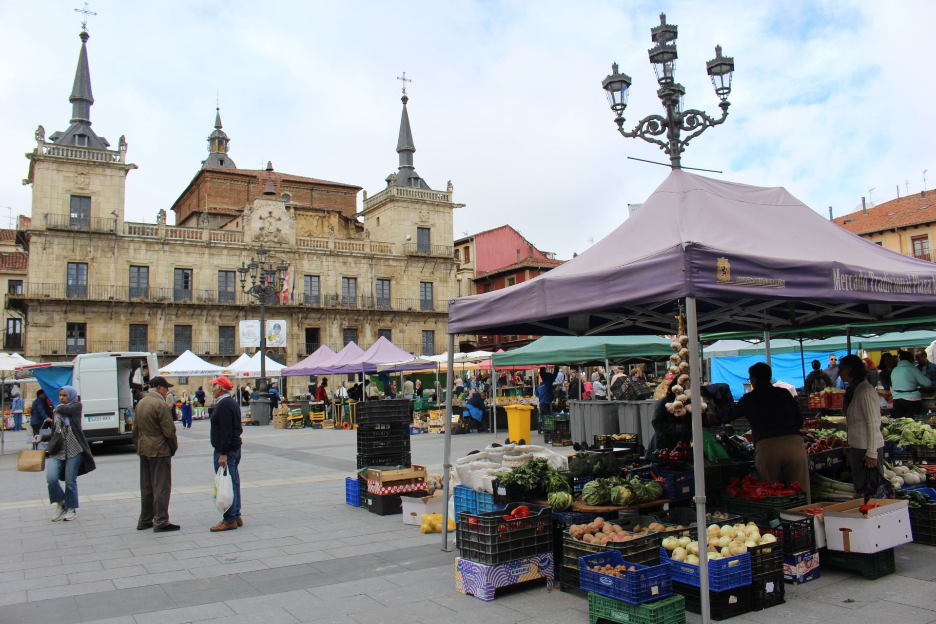 El retorno del mercado tradicional a la plaza Mayor de León