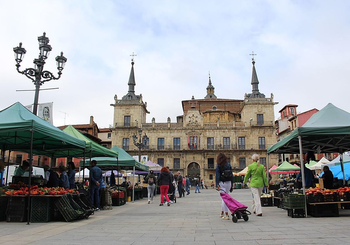 El retorno del mercado tradicional a la plaza Mayor de León