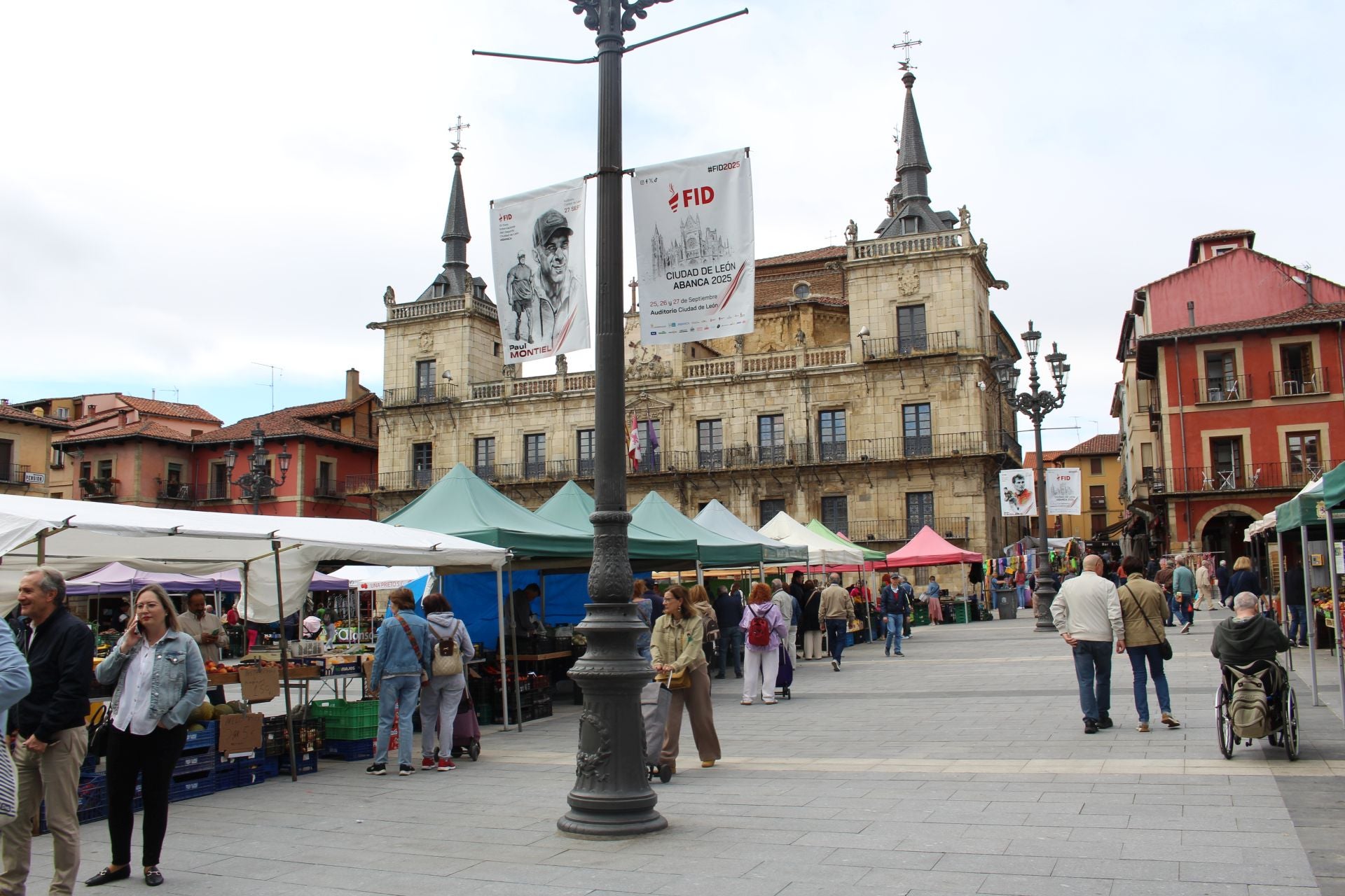 El retorno del mercado tradicional a la plaza Mayor de León