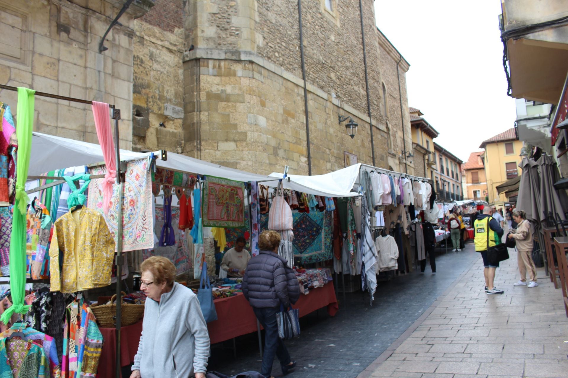 El retorno del mercado tradicional a la plaza Mayor de León
