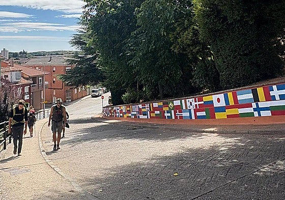 Banderas pintadas en la zona.