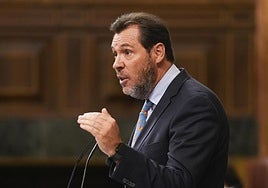 El ministro de Transportes y Movilidad Sostenible Óscar Puente, durante el pleno del Congreso de los Diputados.