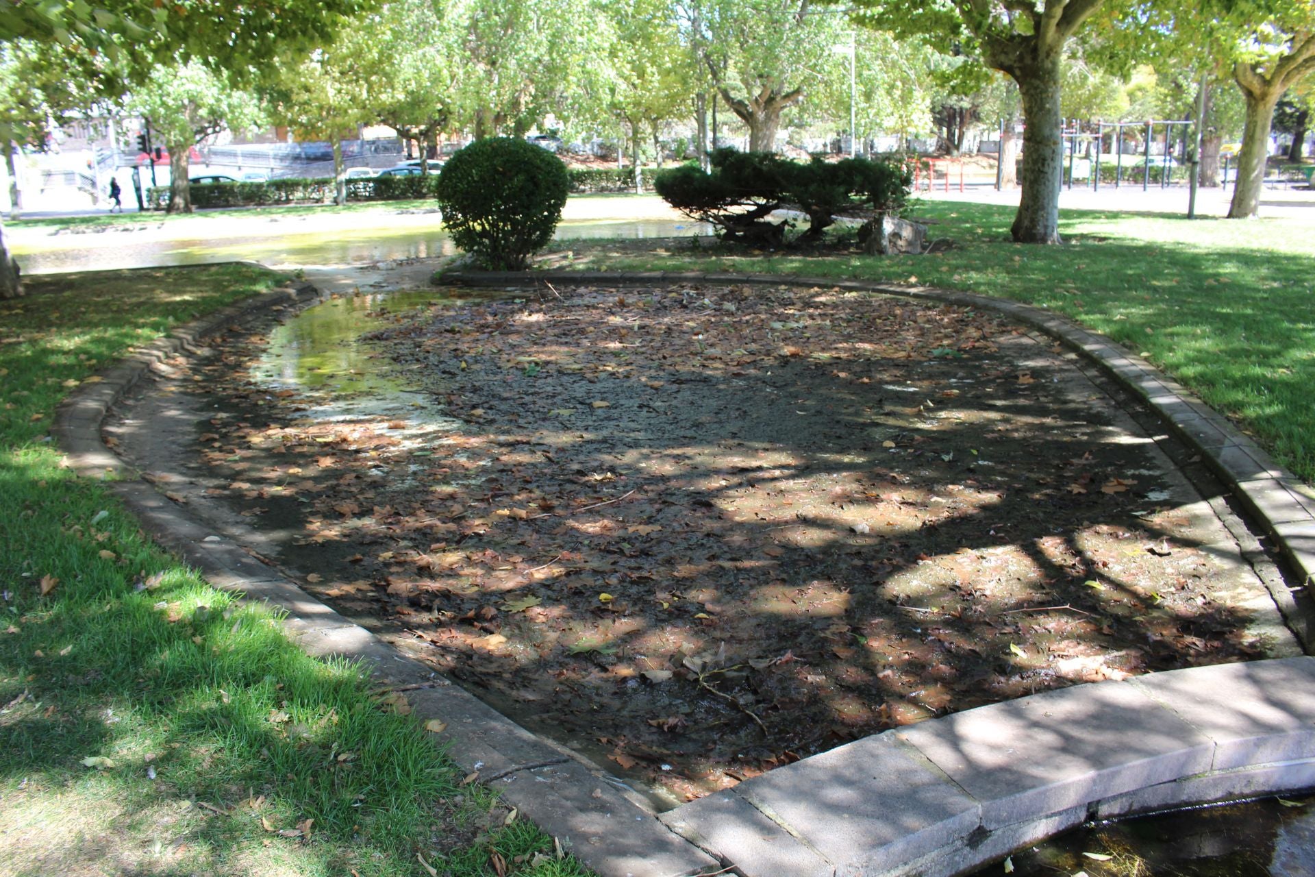 Las imágenes de la basura en el estanque del paseo Papalaguinda