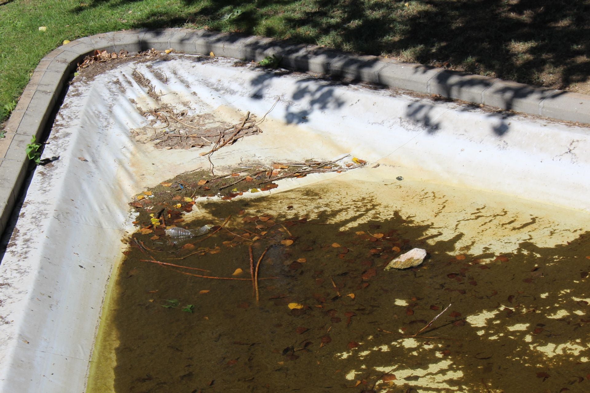 Las imágenes de la basura en el estanque del paseo Papalaguinda
