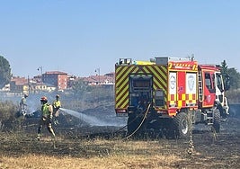 Intervención de los Bomberos de León en un descampado de Armunia.