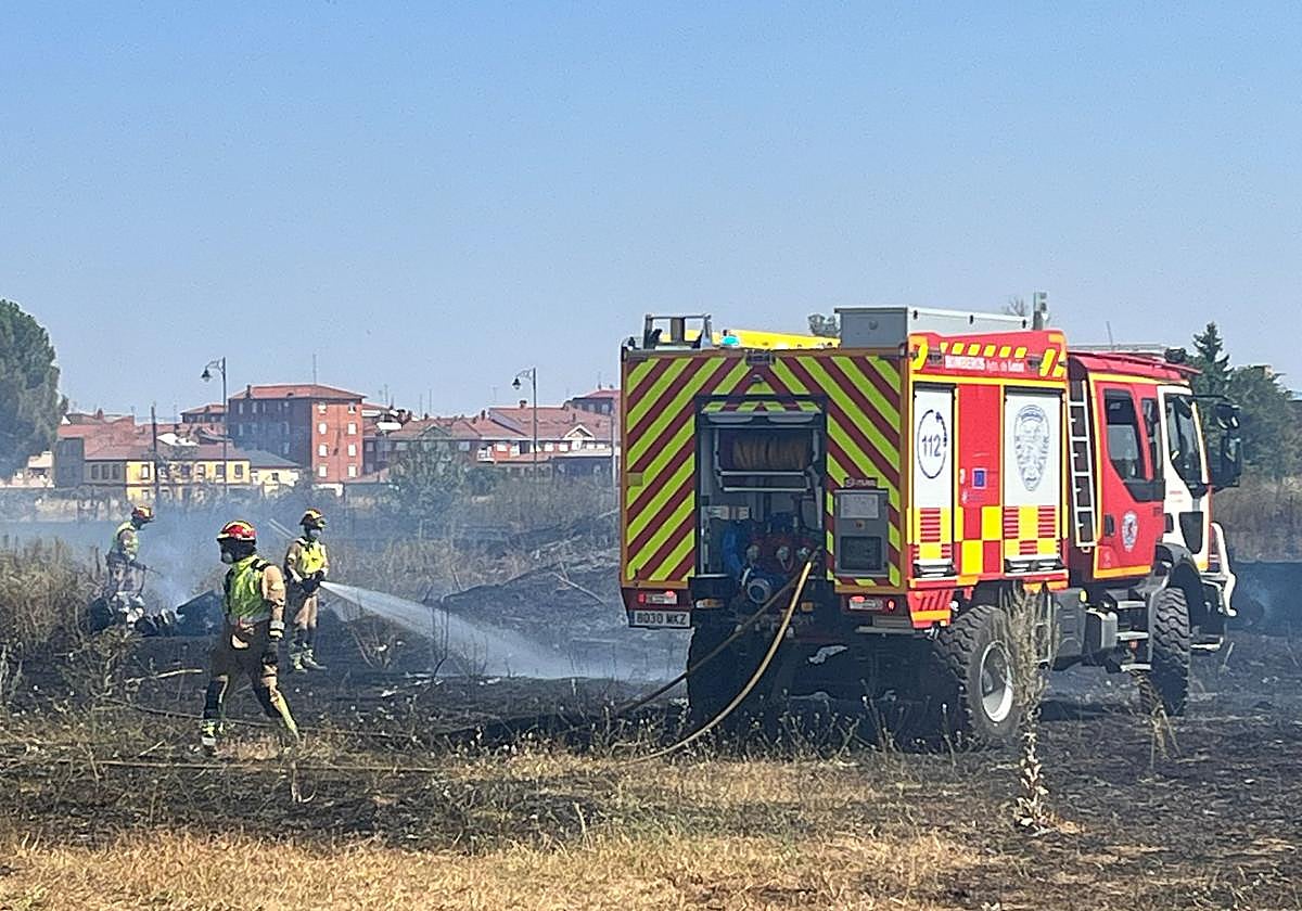 Intervención de los Bomberos de León en un descampado de Armunia.