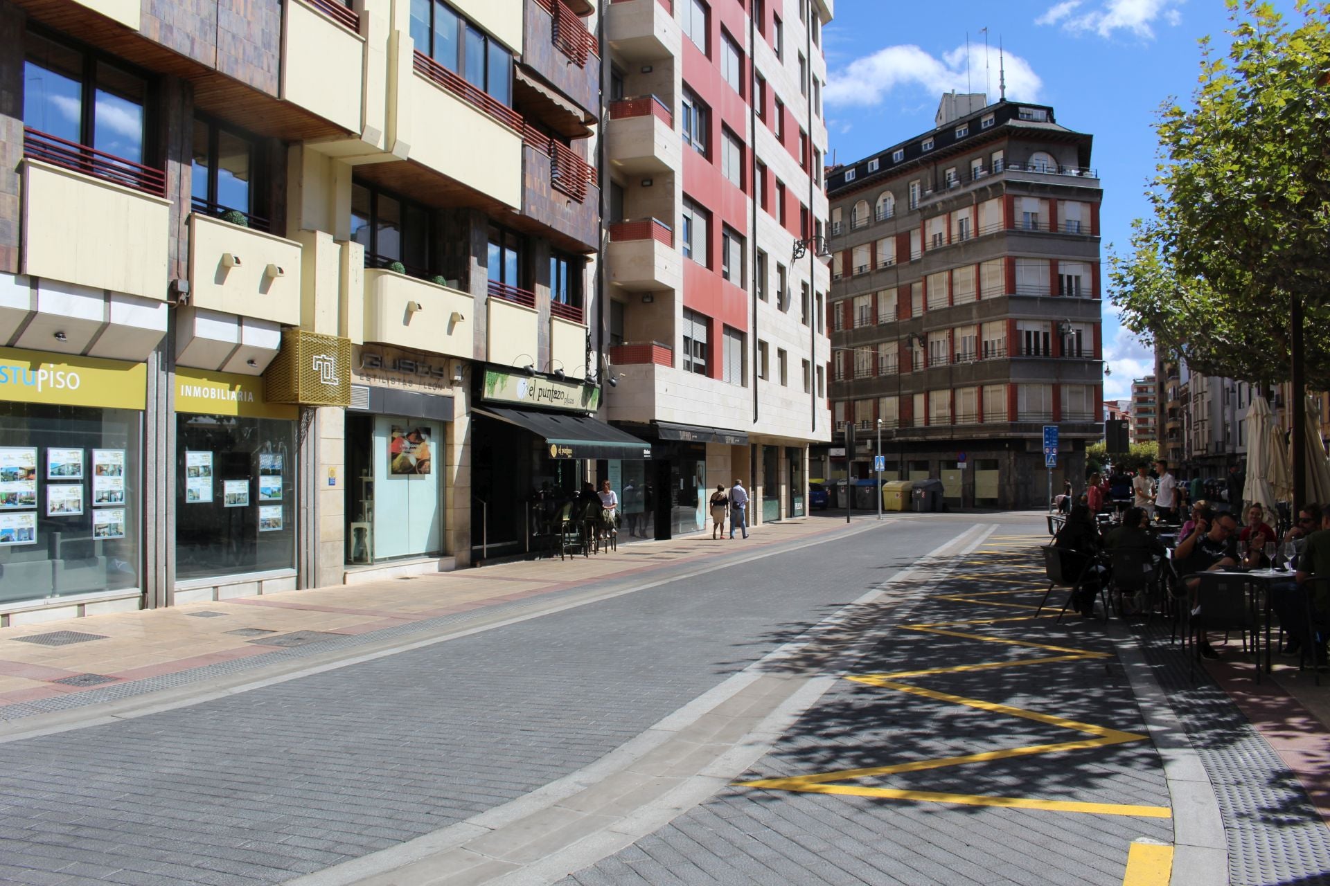 La calle Fuero cumple sus primeras semanas como peatonal