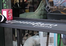 La pequeña barra en el exterior de un bar que denuncian que tienen que retirar.