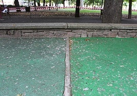 Excrementos de palomas y otras aves en el suelo del espacio infantil de juegos en el parque de San Francisco en León.