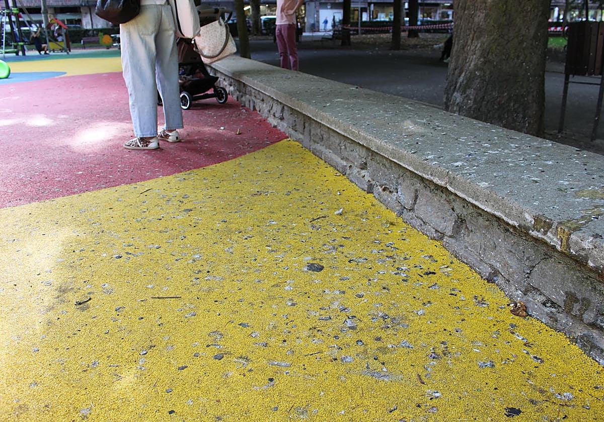 Excrementos de palomas y otras aves en la zona infantil del parque San Francisco en León y el muro que la separa del resto y hace las funciones de banco.