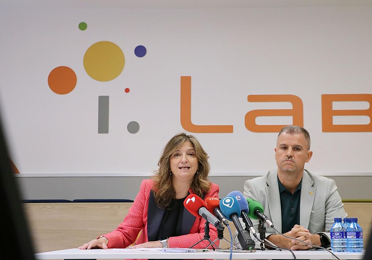 La rectora y el vicerrector presentan el curso en la ULE.