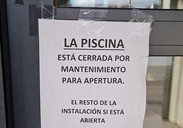 Cartel en la piscina Salvio Barrioluengo de esta misma semana.