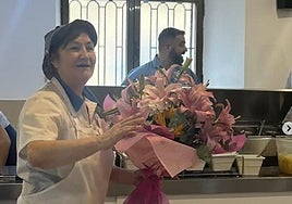 Mari con el ramo de despedida.