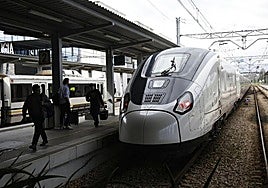 Llegada de un tren AVE de la serie S-106 a la estación de Sanz Crespo, en Gijón.