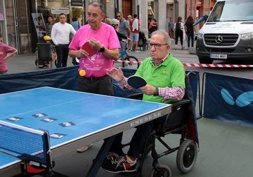 El tenis de mesa toma Ordoño II para dar un golpe al olvido del Alzheimer