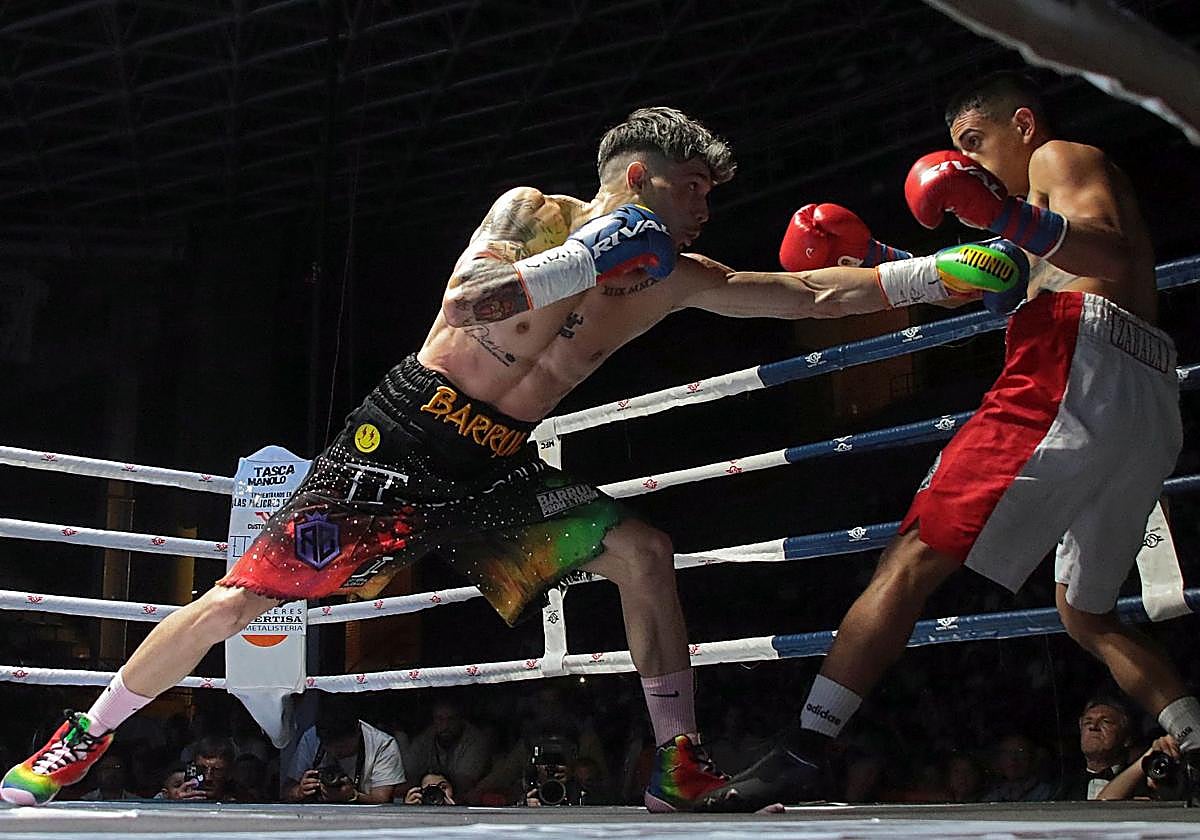 Barrul, en el combate en el que se proclamó campeón de España ante Raúl Zabala.
