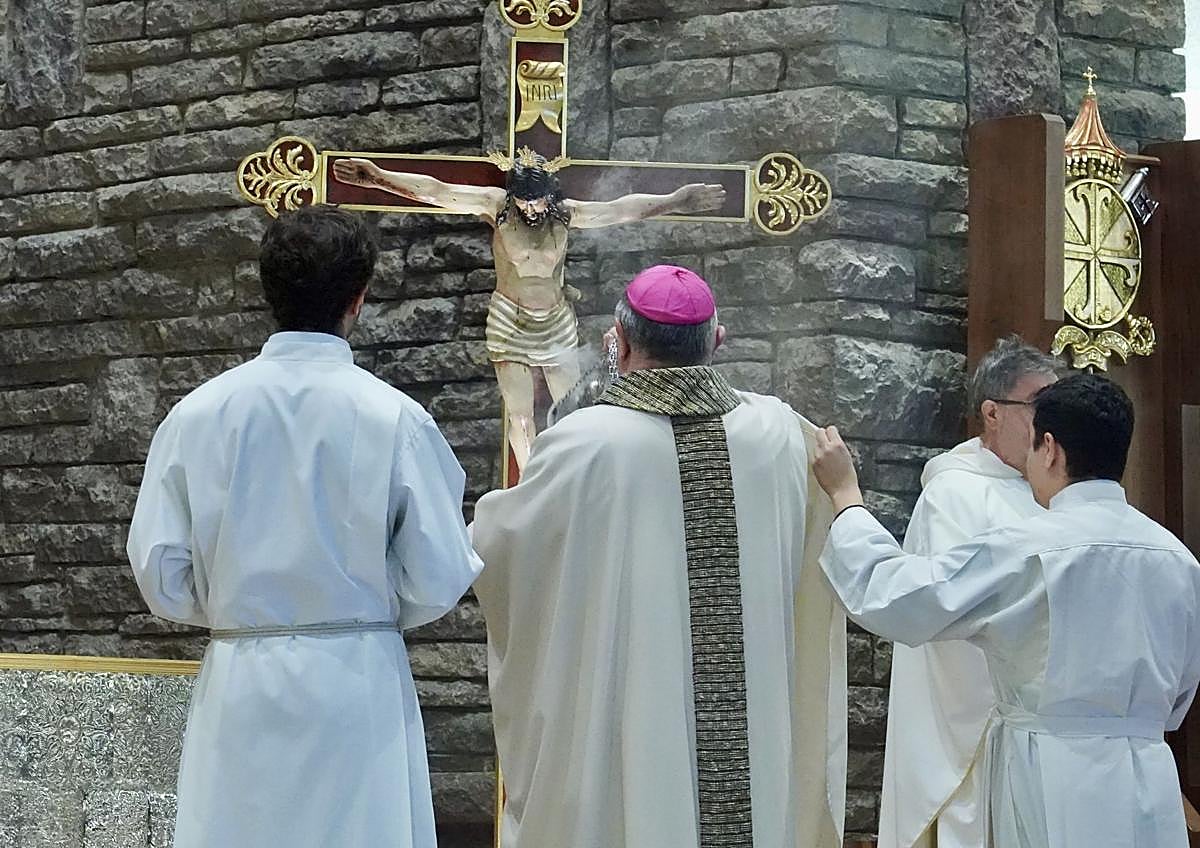 Imagen secundaria 1 - La Virgen del Camino festeja a la patrona de la Región Leonesa
